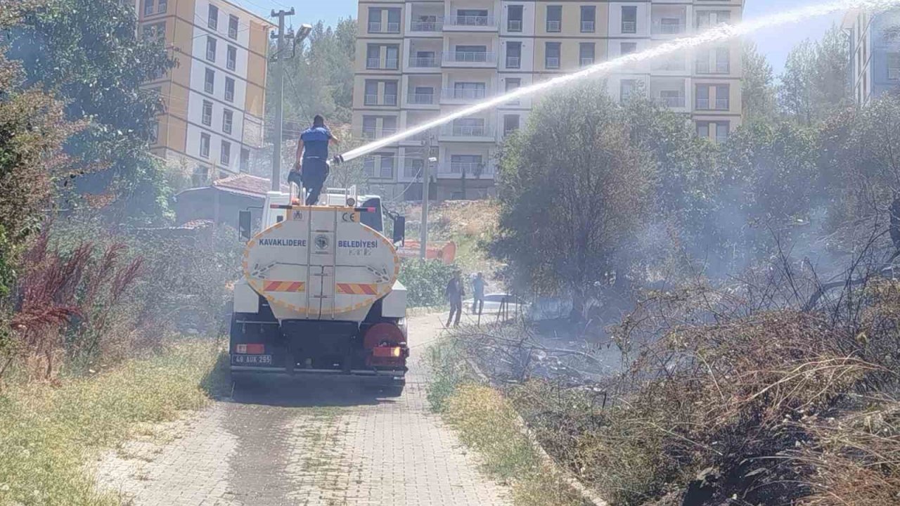 Kavaklıdere ilçe merkezindeki yangın büyümeden kontrol altına alındı