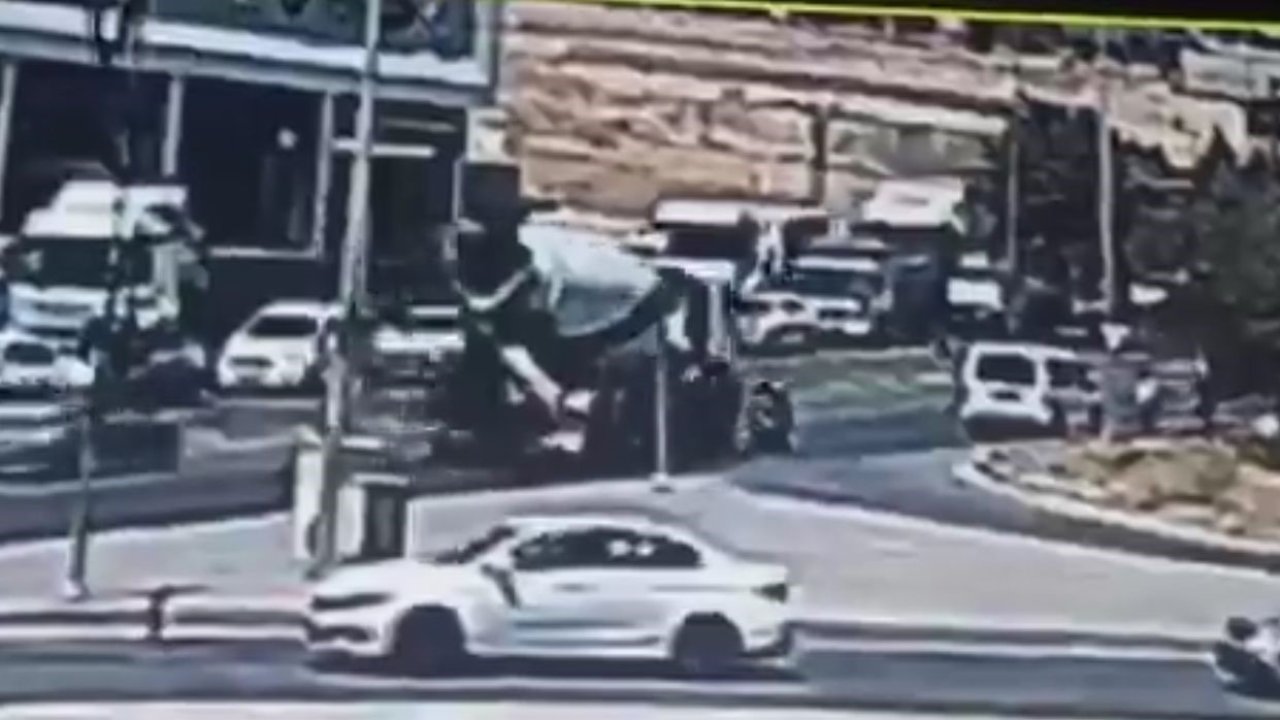 Bir kişinin öldüğü beton mikseri-motosiklet kazası güvenlik kamerasında