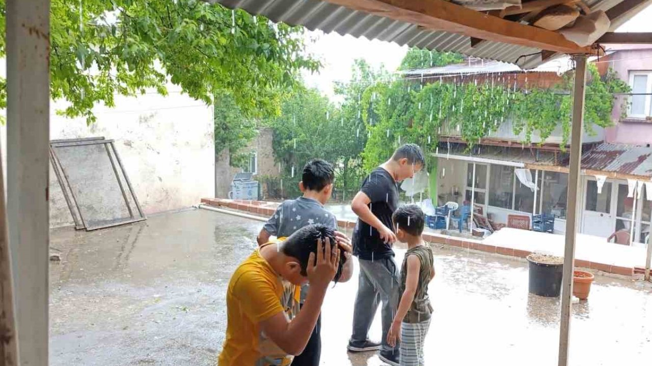 Feke’de 10 dakika yağan yağmur çocukları sevindirdi