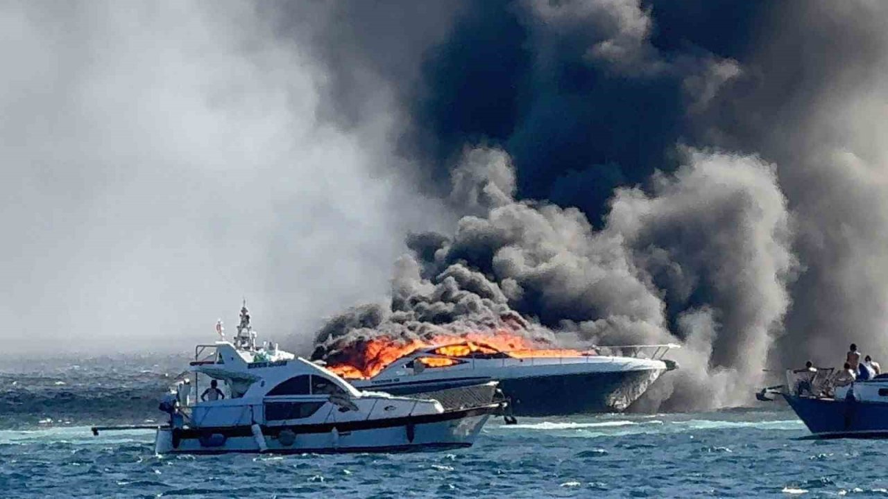 Erdek açıklarında lüks yat alev alev yandı