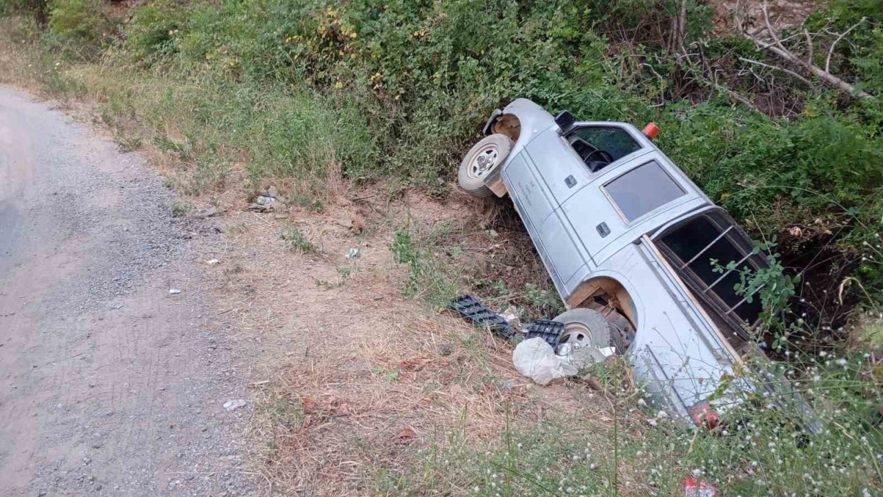 Yangın ekibine yemek götüren araç şarampole yuvarlandı