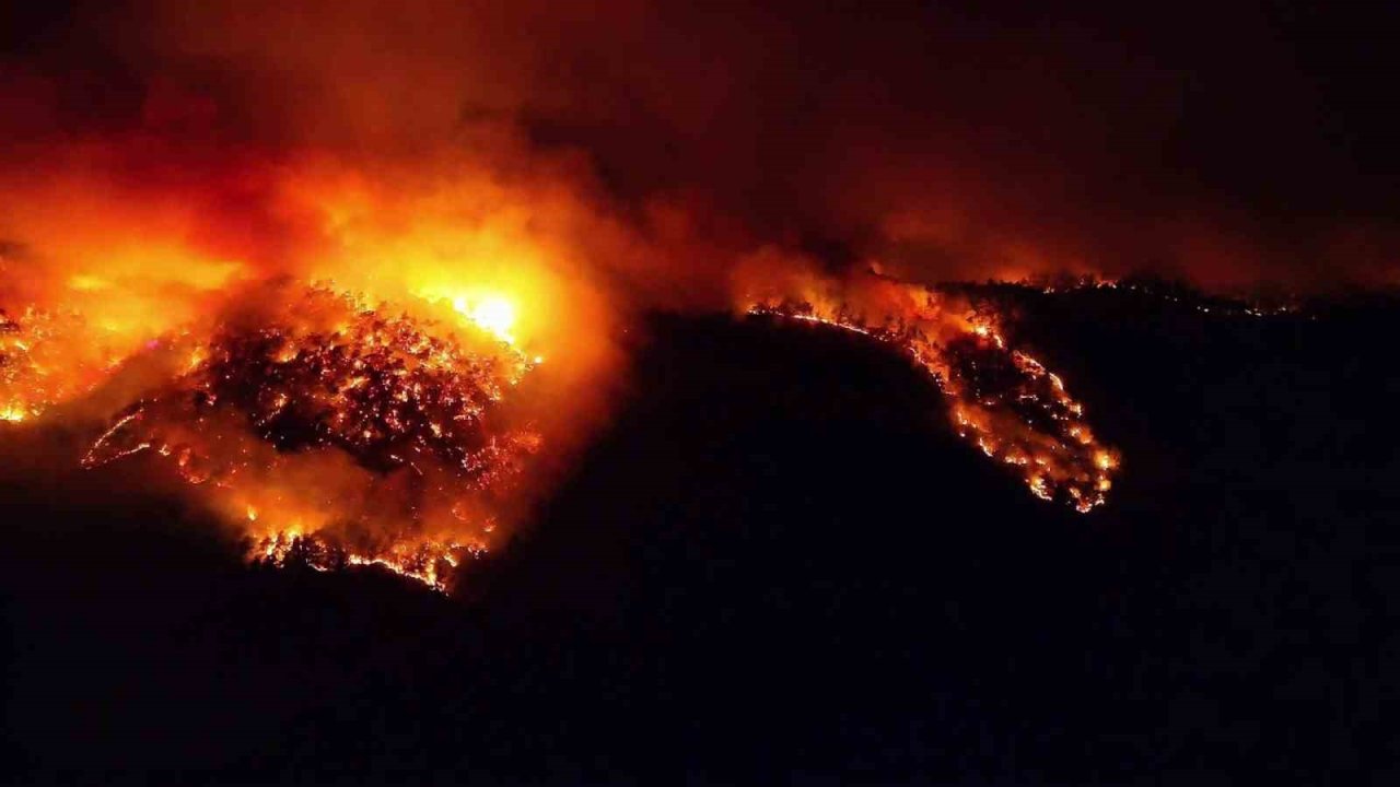 Kara yoluna yaklaşan alevler dronla görüntülendi