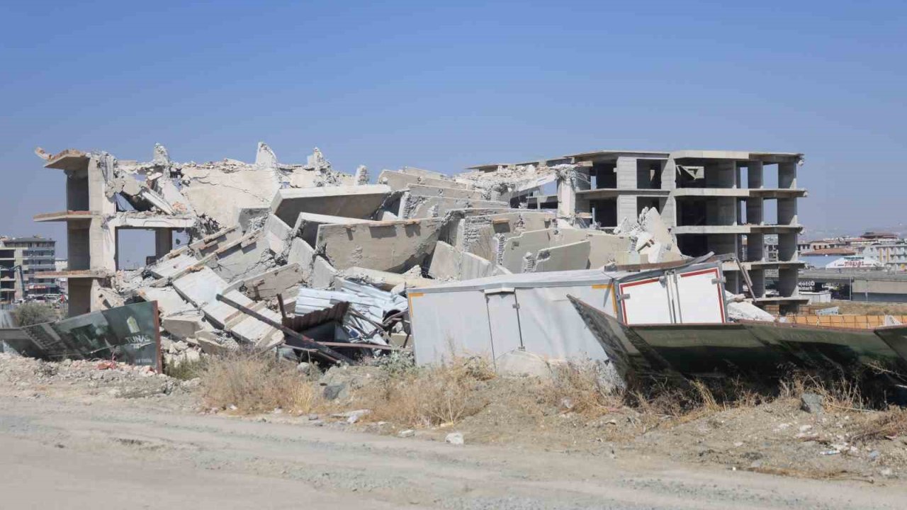 Deprem etkisi yaşatan 12 katlı binanın yerle bir olduğu anlar kamerada