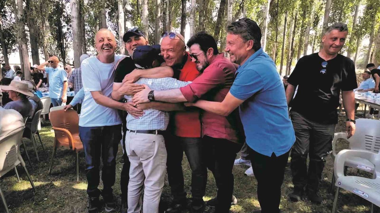 45 yıl sonra duygulandıran buluşma: Ali Öğretmen öğrencileriyle şenlikte buluştu