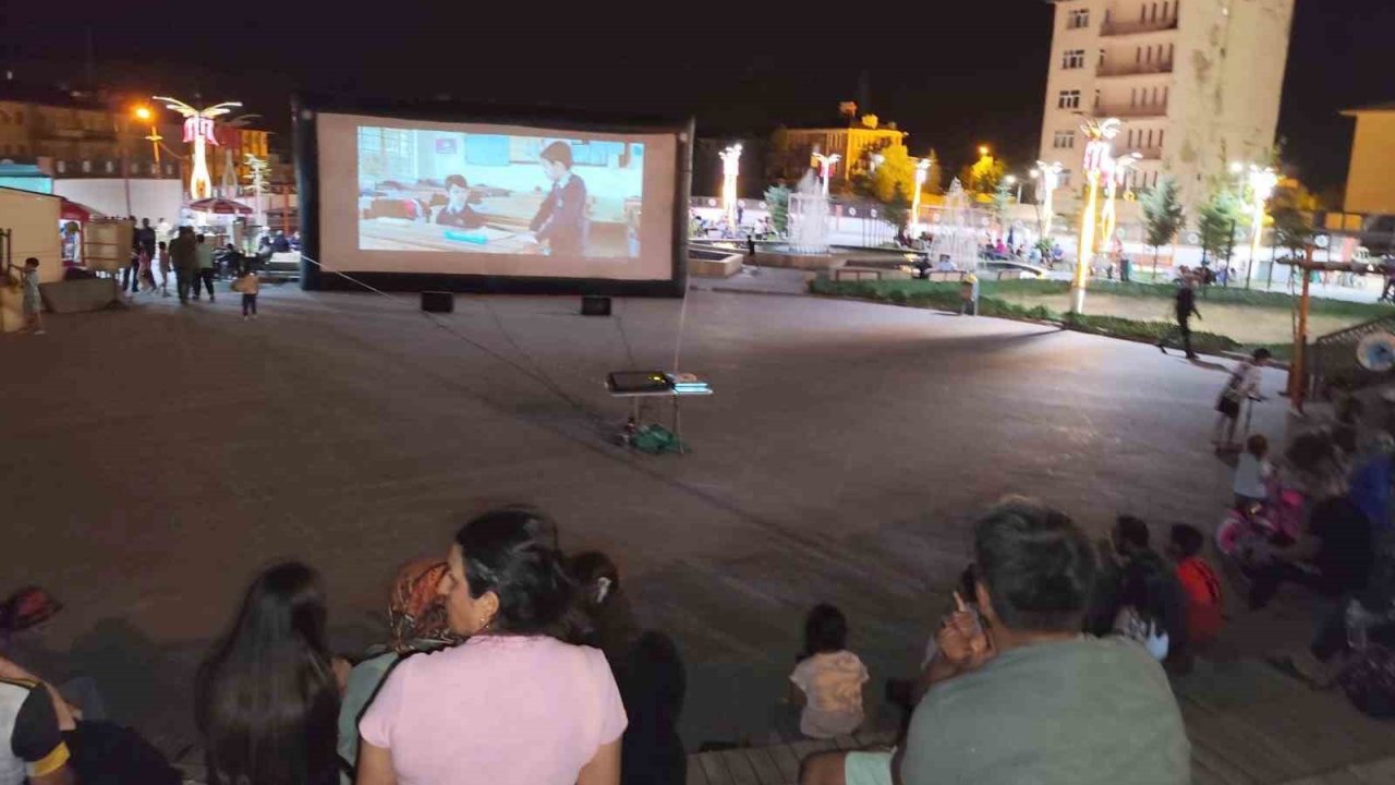 Hakkari’de açık hava sinema günlerine yoğun ilgi
