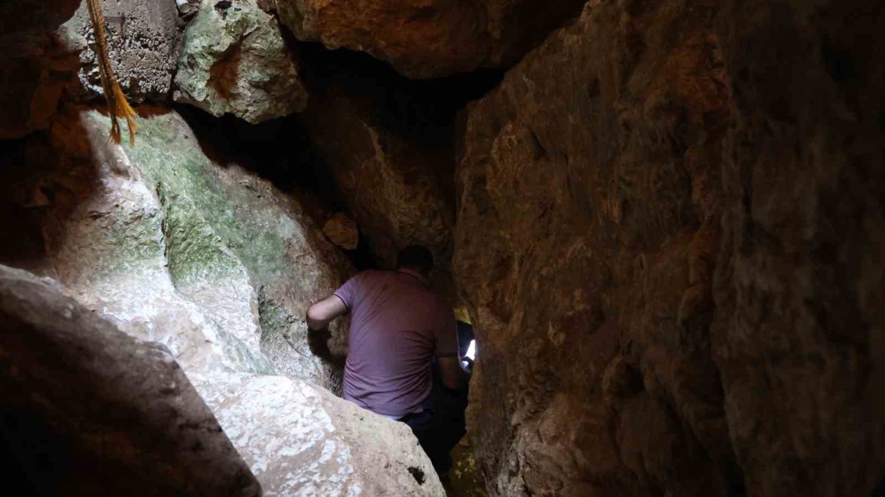 Elazığ’da sıcaktan bunalanlar ‘Buzluk Mağarasına’ akın etti