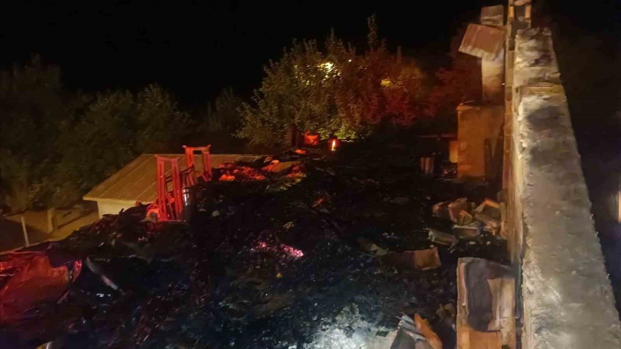 Bingöl’deki çatı yangını korkuttu