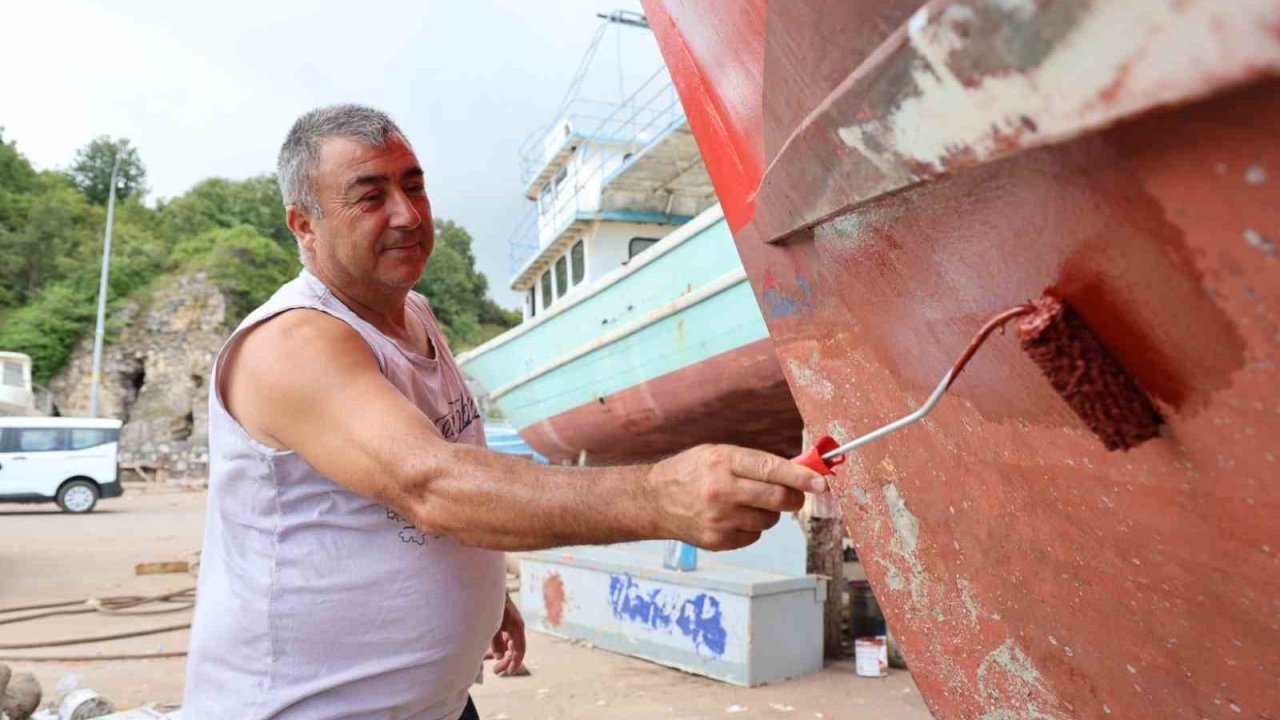 Balıkçılar, teknelerini yeni sezona hazırlıyor