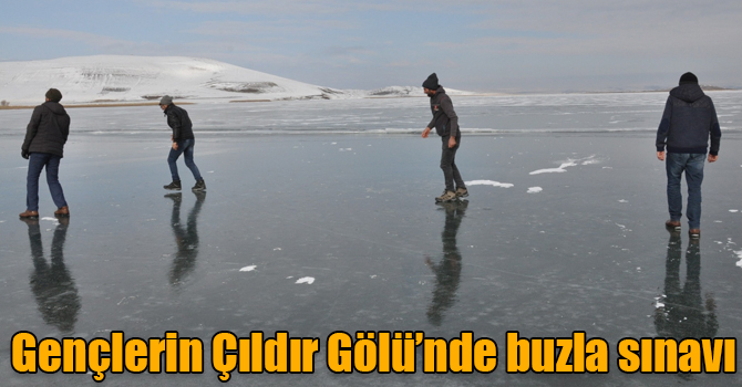 Gençlerin Çıldır Gölü’nde buzla sınavı