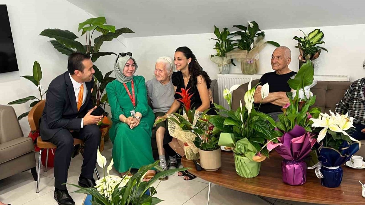Yeni görevlerine anlamlı dokunuşla başladılar: Tebrik çiçekleri yaşlı bakım merkezine gitti