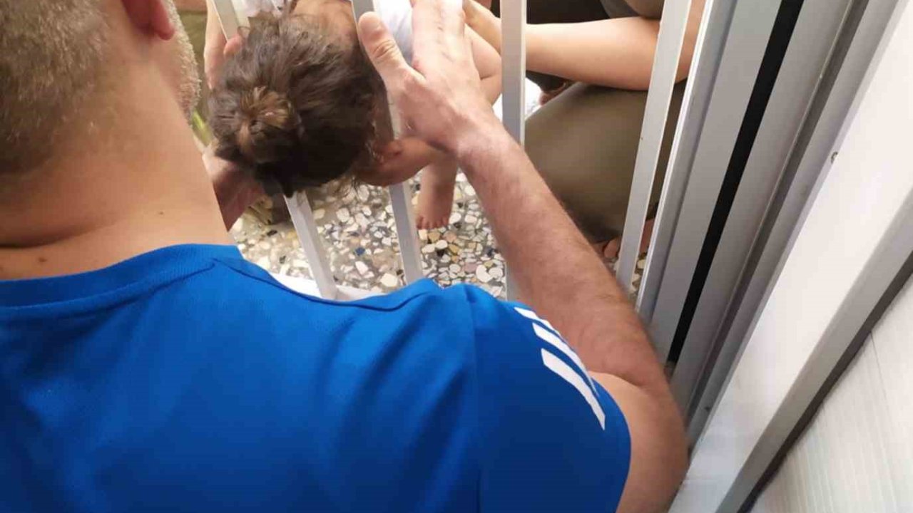 Balkon demirlerine sıkışan 1 yaşındaki bebeği sağlık ekipleri kurtardı