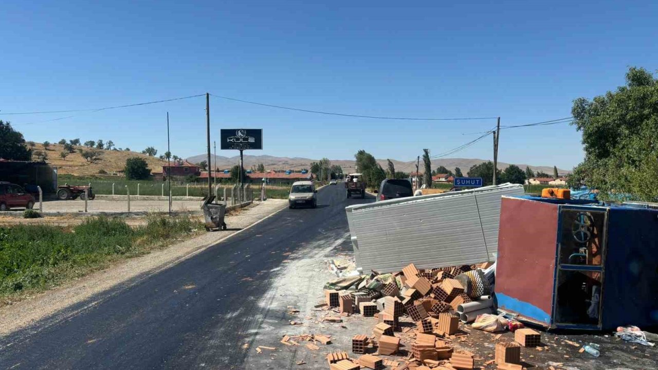 Şuhut’ta patpat devrildi: 5 kişi yaralandı