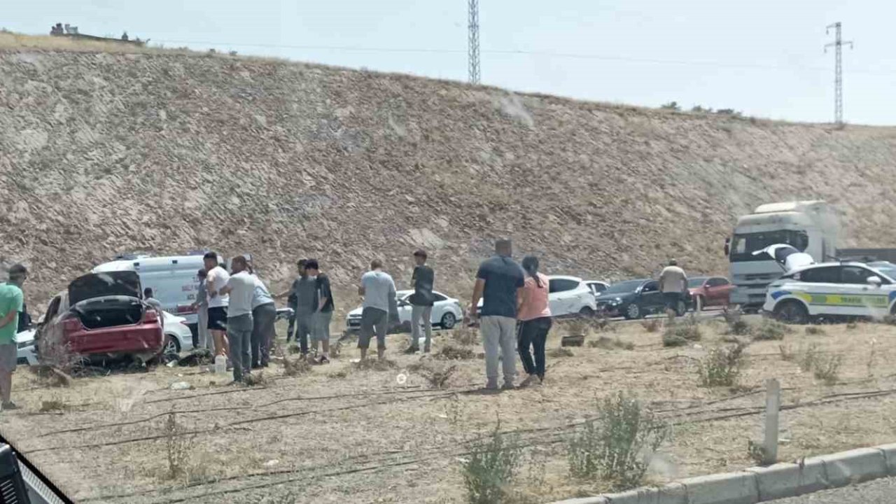 Otomobiller çarpıştı: 7 yaralı