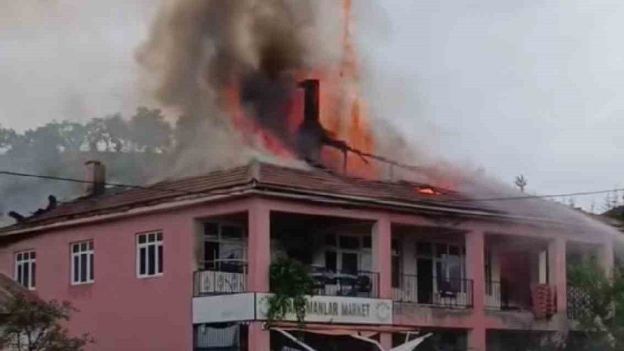 Elazığ’da çatı yangını, itfaiye tarafından söndürüldü