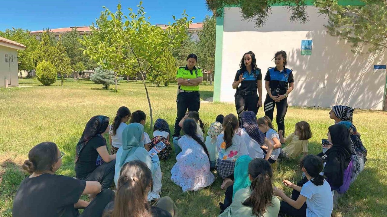 Erzincan polisi çocukları bilgilendiriyor