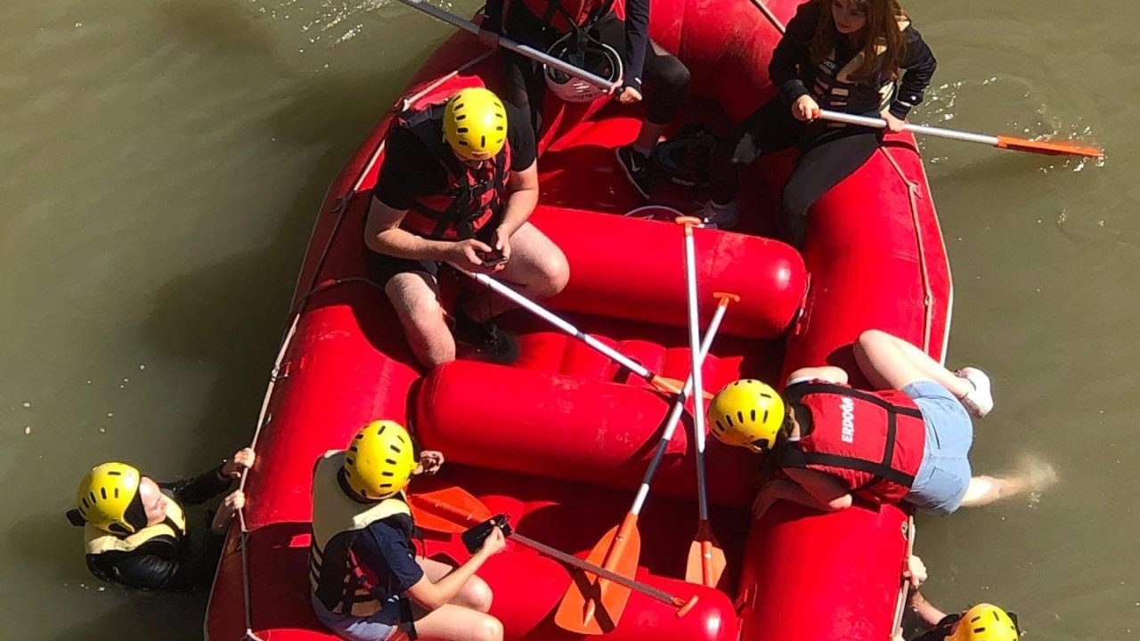 Kavurucu sıcaklarda rafting yaparak serinlediler