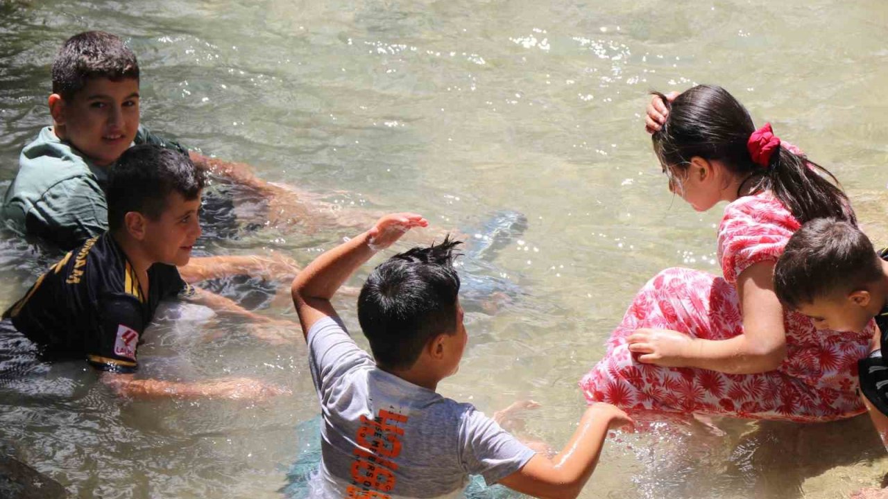 Aşırı sıcakların yaşandığı bugünlerde serinlemek isteyenler Girlevik Şelalesi’ne akın ediyor