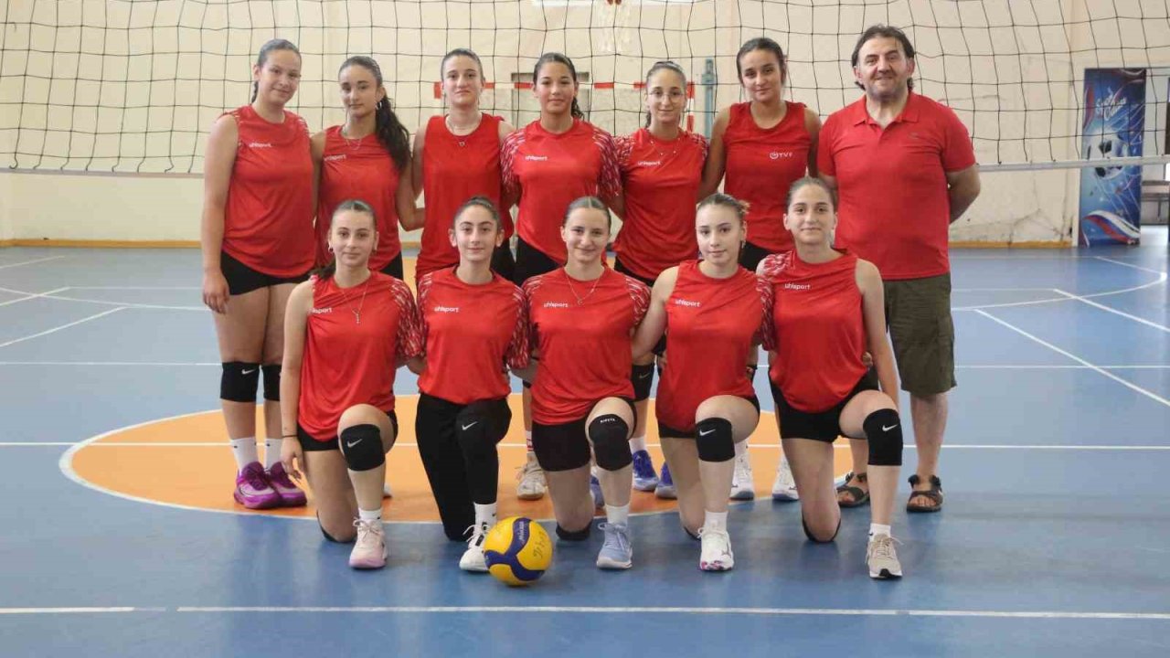 Rize’nin yıldız kızları yarı finale hazırlanıyor