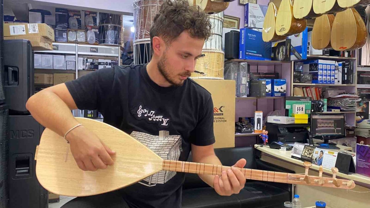 Her köşesi farklı ağaçtan olan bağlama