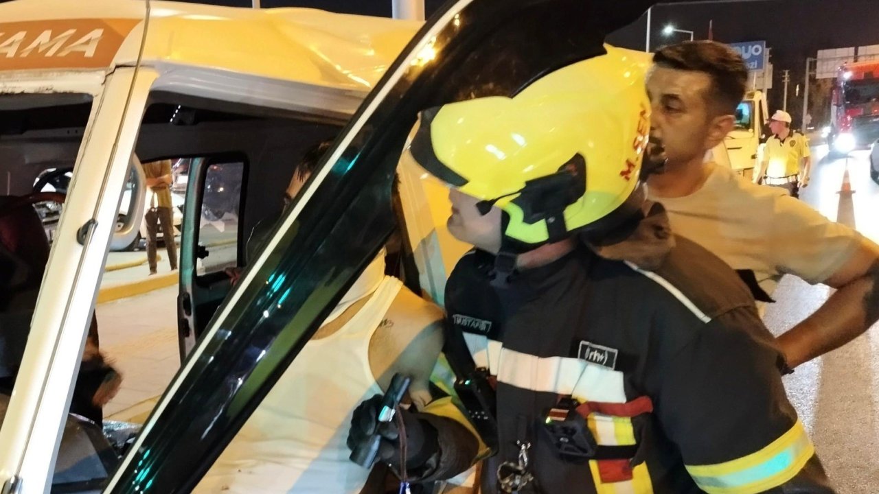 Araçta sıkışan sürücüyü itfaiye kurtardı