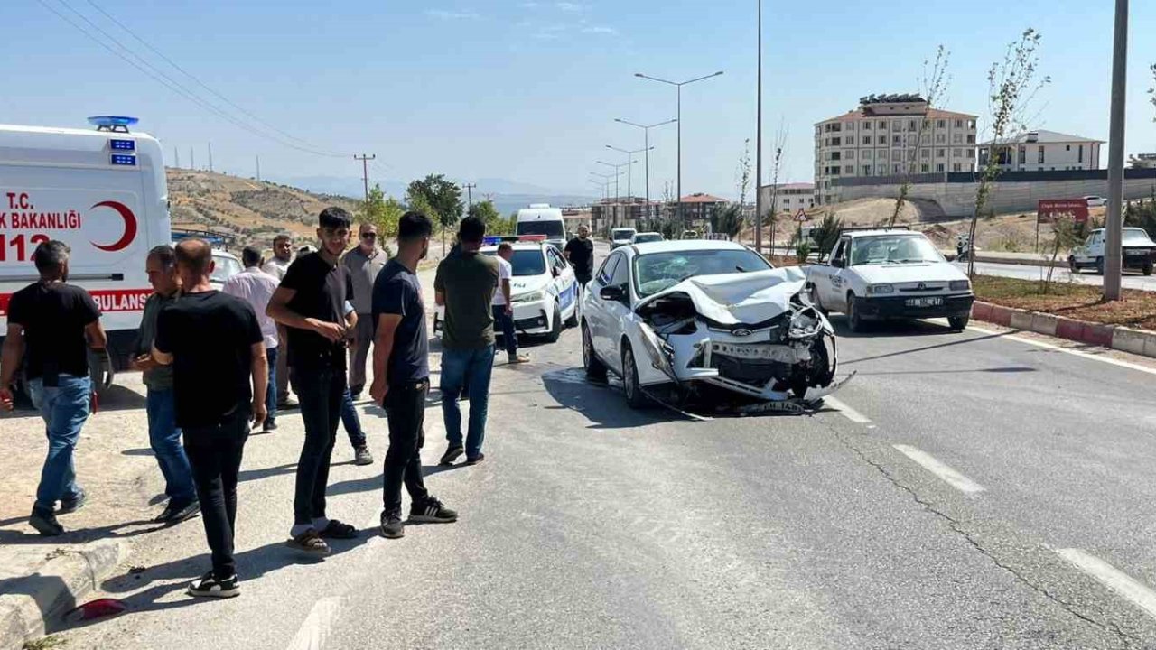 Adıyaman’da iki otomobil çarpıştı:  2 yaralı
