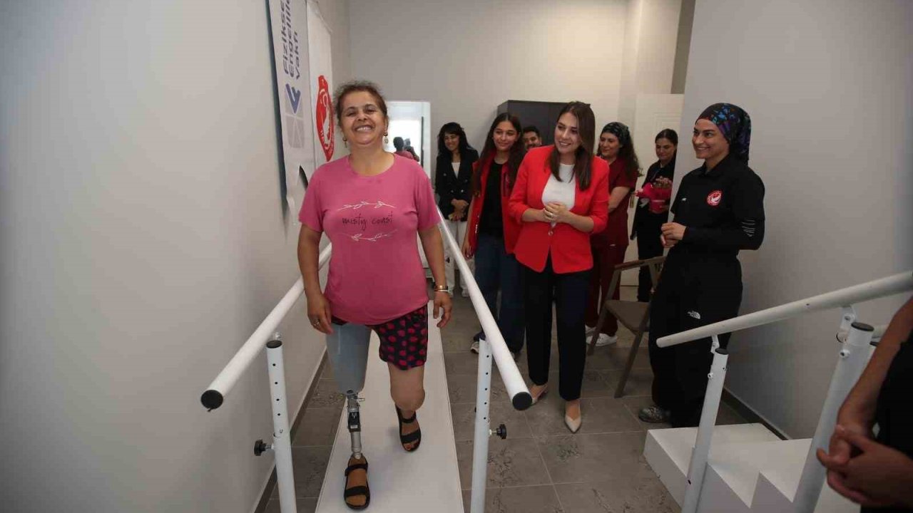 Esra Masatlı, Engelli Sosyal Girişimcilik Merkezi’nde tedavi olan vatandaşlarla bir araya geldi