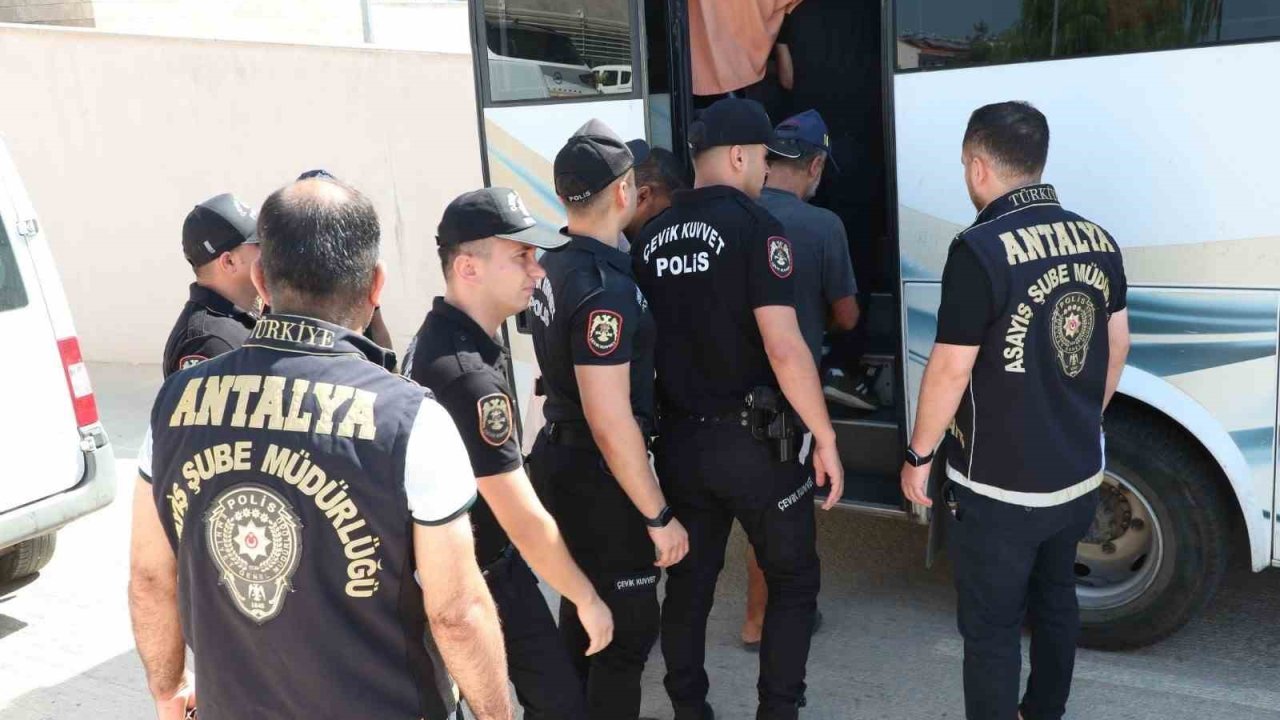 Antalya’da eş zamanlı operasyonda 92 aranan şahıs yakalandı