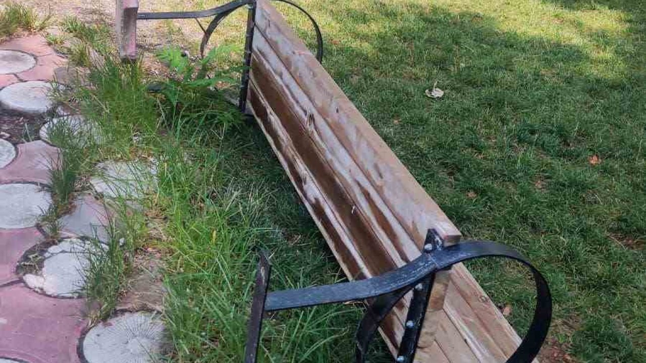 Kurtalan’da parktaki banklara zarar verildi