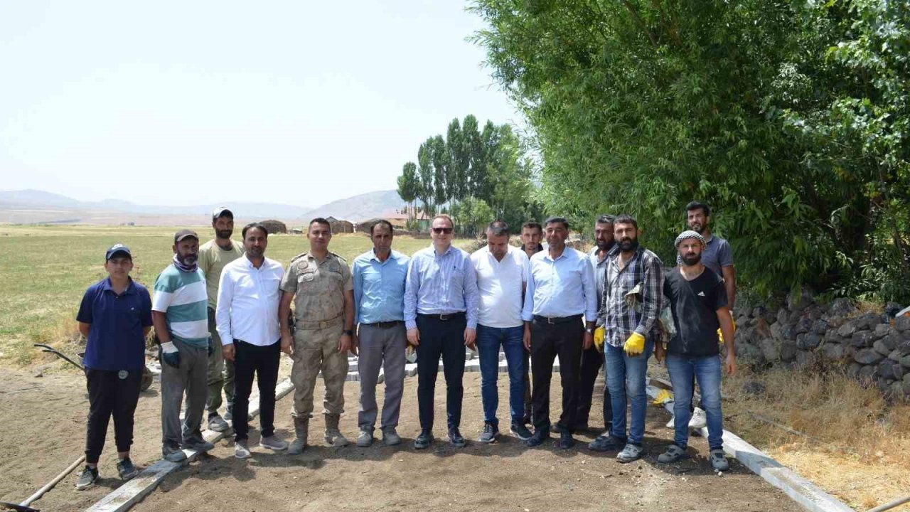 Bulanık’ta yol asfaltlama çalışması