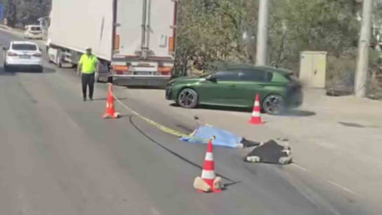 Yolun karşısına geçerken araçların çarptığı yaya can verdi