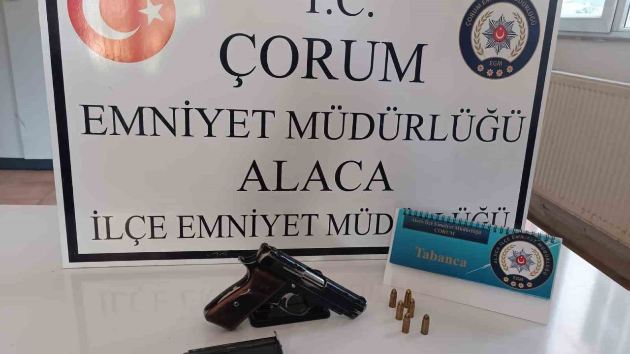 Alaca’da trafik denetiminde ruhsatsız silah ele geçirildi
