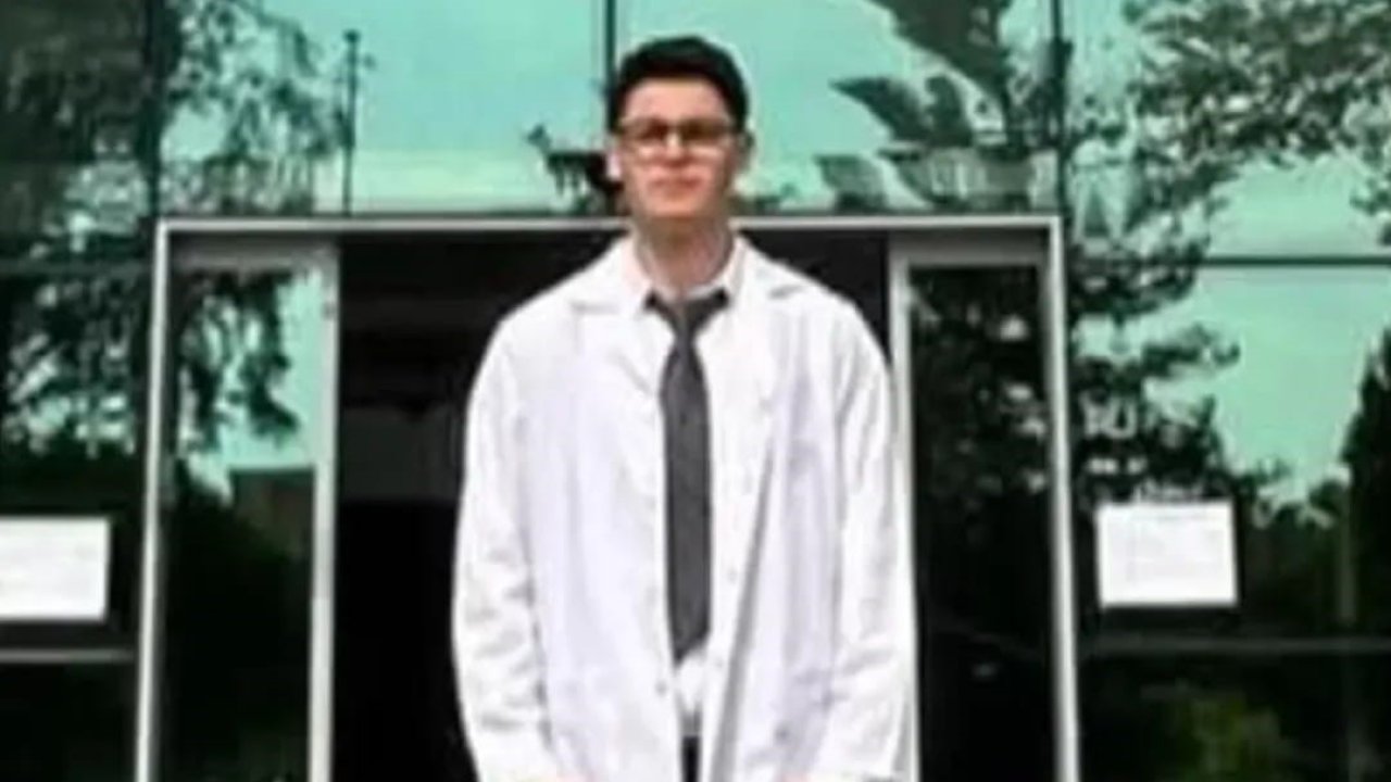 Hastanede kalp krizi geçirerek vefat eden 24 yaşındaki doktor, 8 ay önce trafik kazasında ölen annesinin yanına defnedildi