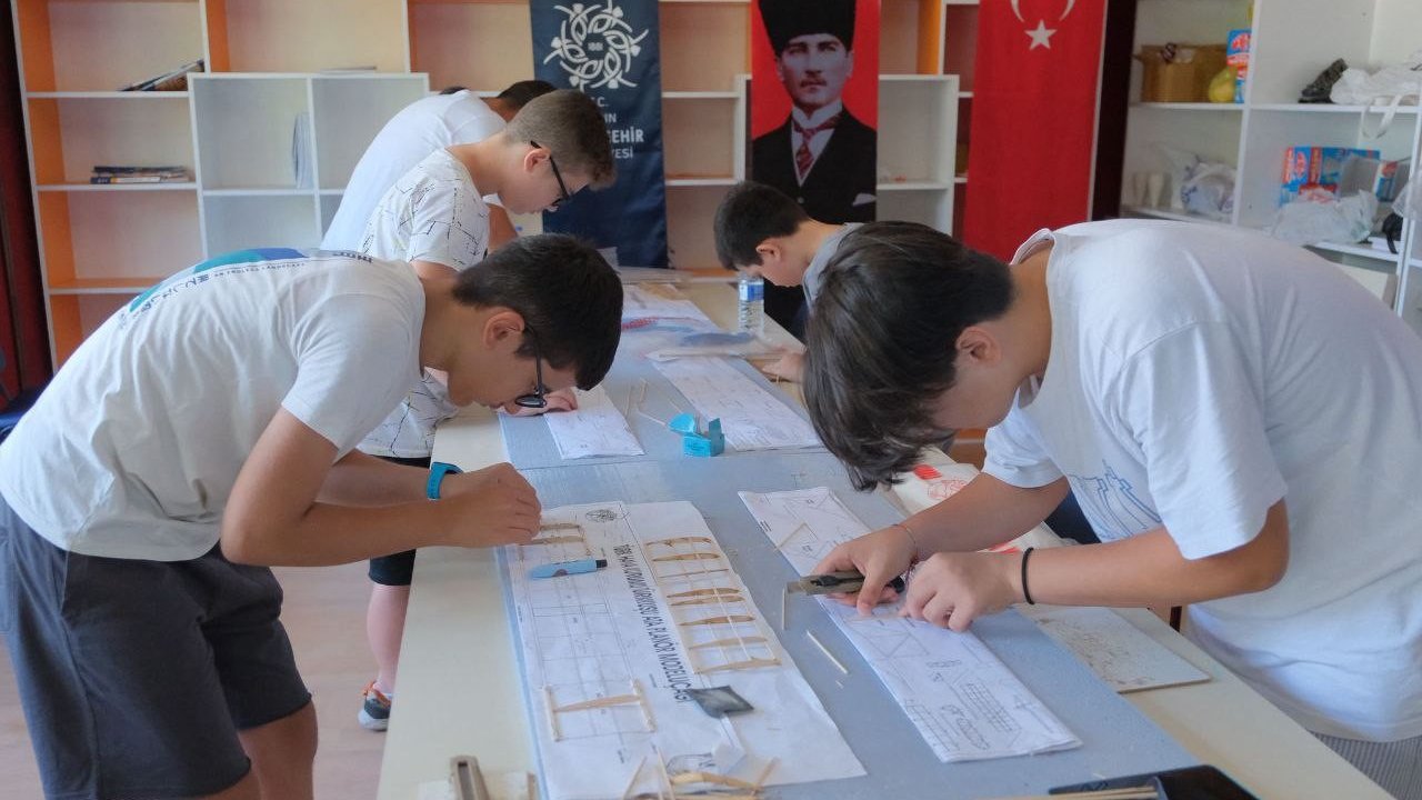 Aydın Büyükşehir Belediyesi’nin model uçak kursları başladı