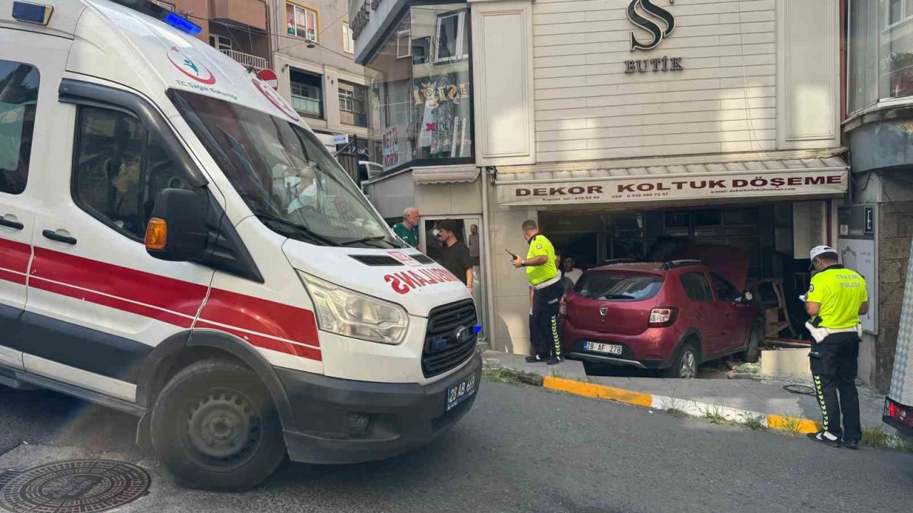 Giresun’da otomobil dükkana girdi: 1 yaralı