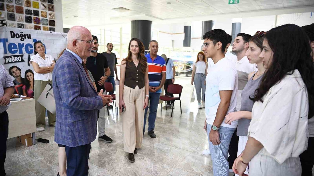 Rektör Savaş, aday öğrencilerle bir araya geldi