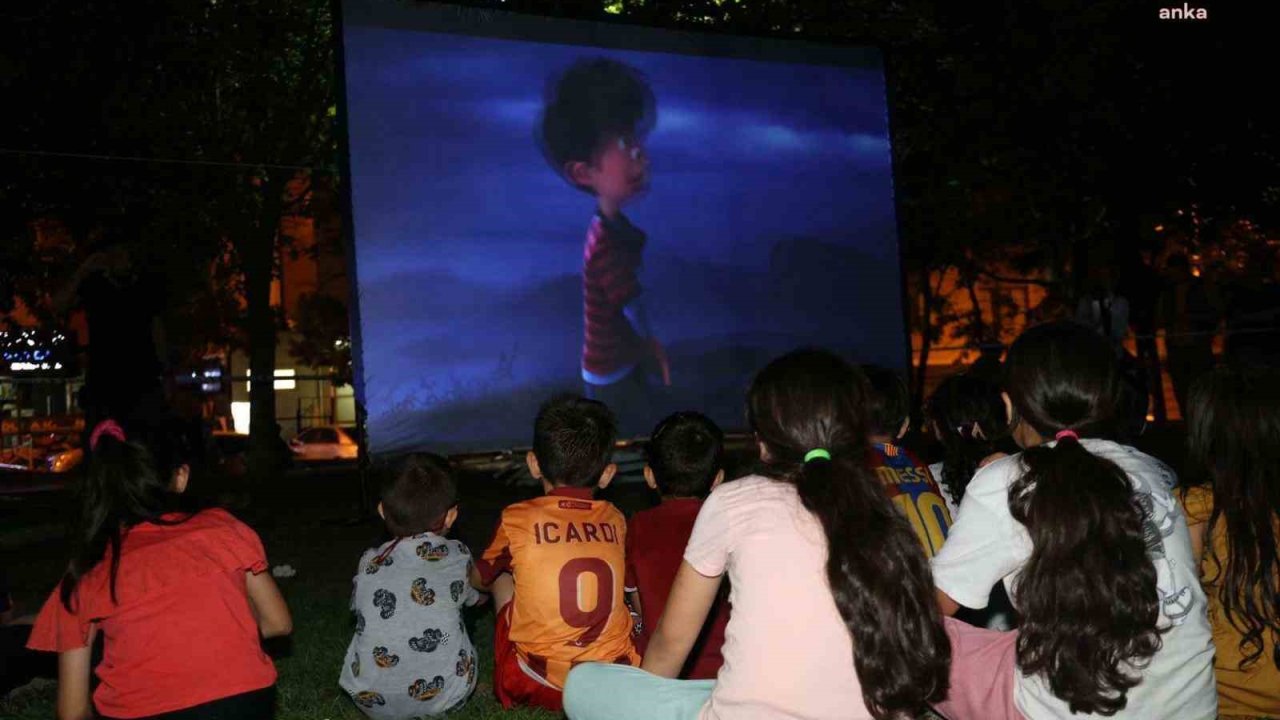 Ataşehir’in parklarında çocuklar için sinema keyfi başlıyor