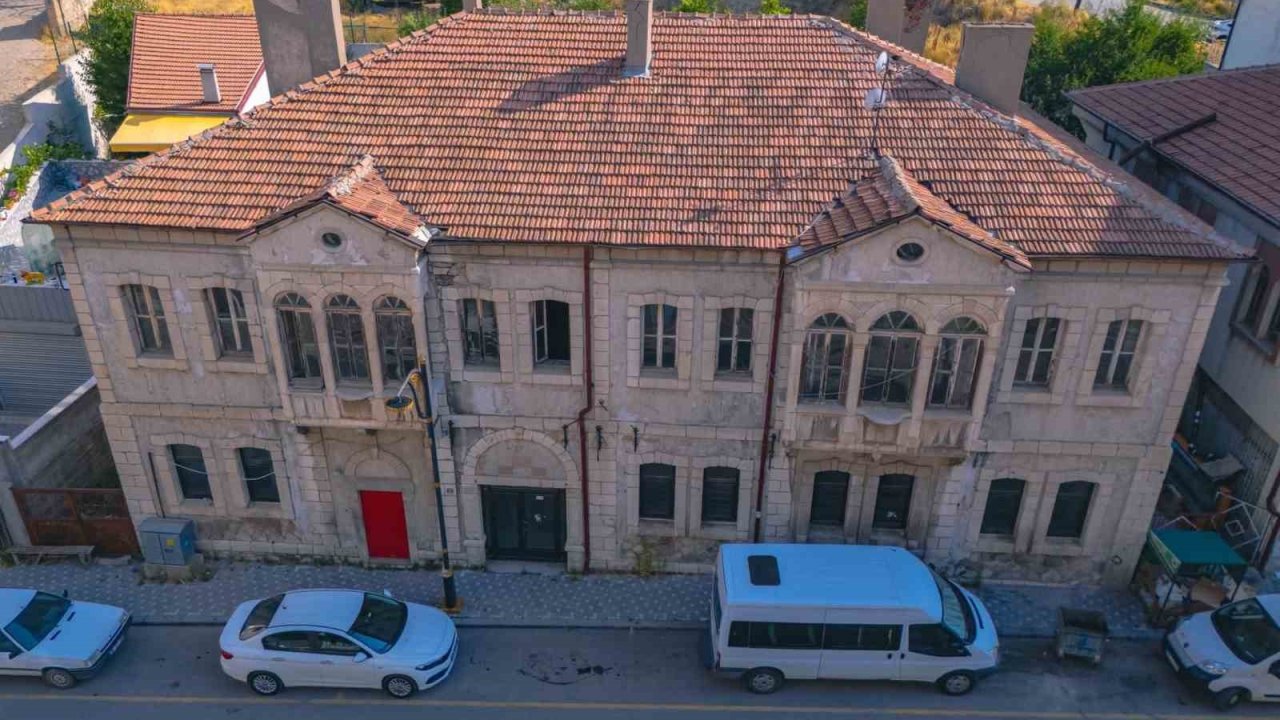 Tarihi Ziraat Bankası binasını Akdağmadeni Belediyesi restore ediyor