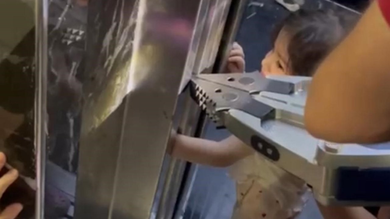 Kolu asansöre sıkışan çocuk kurtarıldı