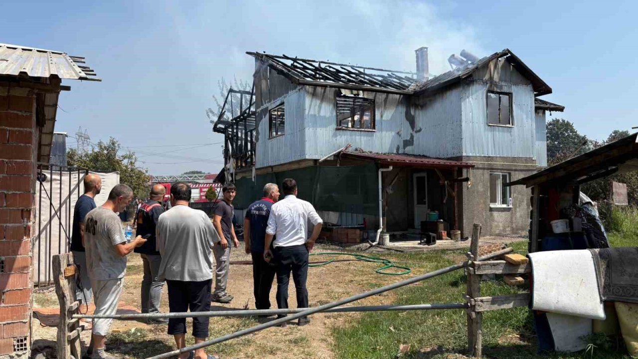 Sakarya’da iki katlı ev alev topuna döndü