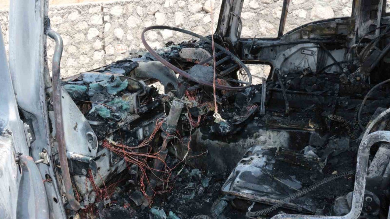 Cizre’de seyir halindeki tır alevlere teslim oldu