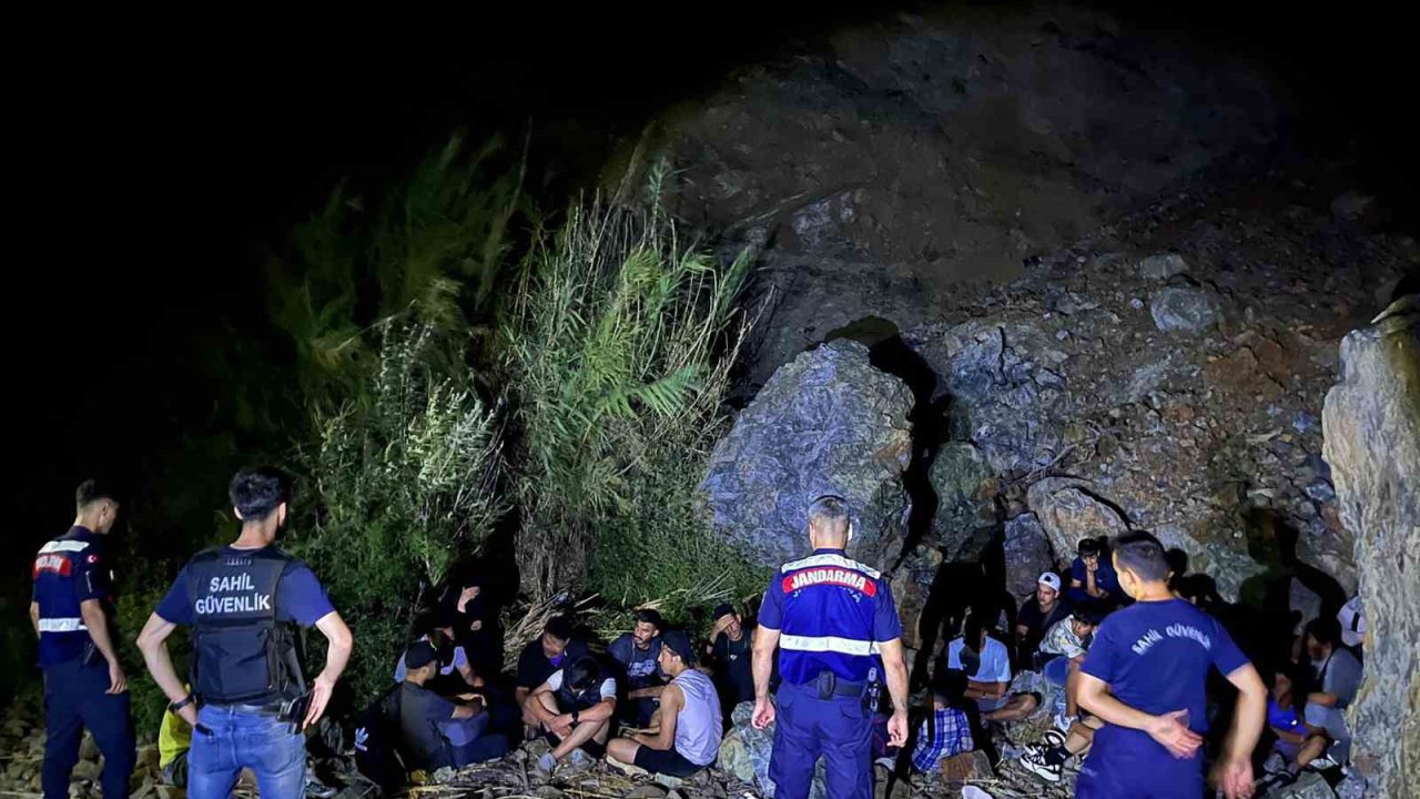 27 düzensiz göçmen ve 3 göçmen kaçakçısı yakalandı