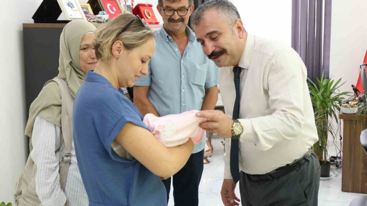 Bir haftalık bebek kurumlara girmeden koruyucu ailesiyle buluştu