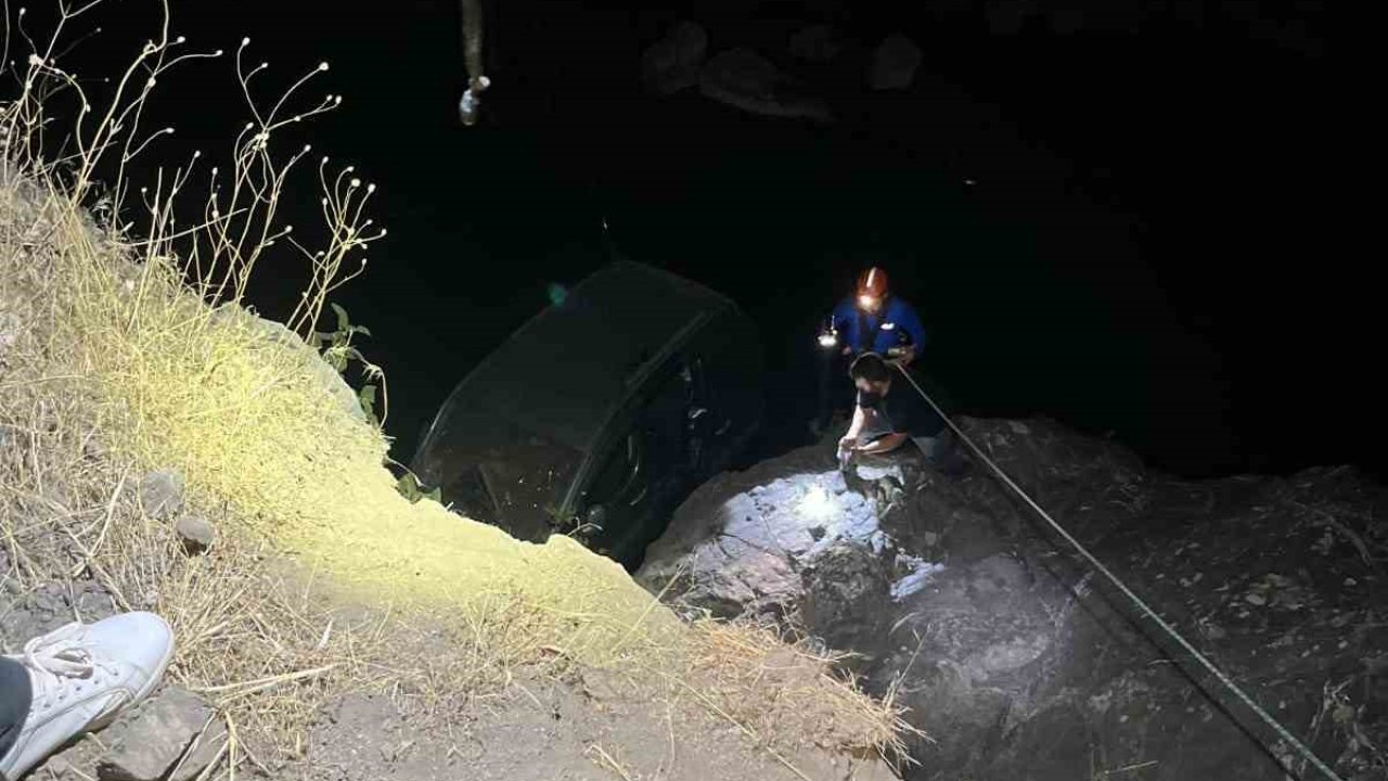 Baykan’da hafif ticari araç dereye uçtu: 1 yaralı