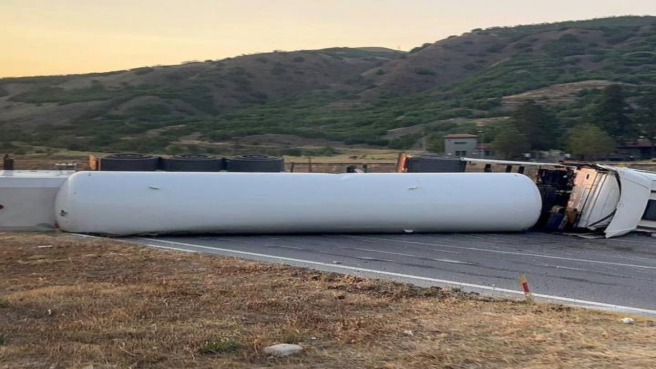 Erzincan’da devrilen kimyasal gaz yüklü tır ulaşımı 3 saat aksattı