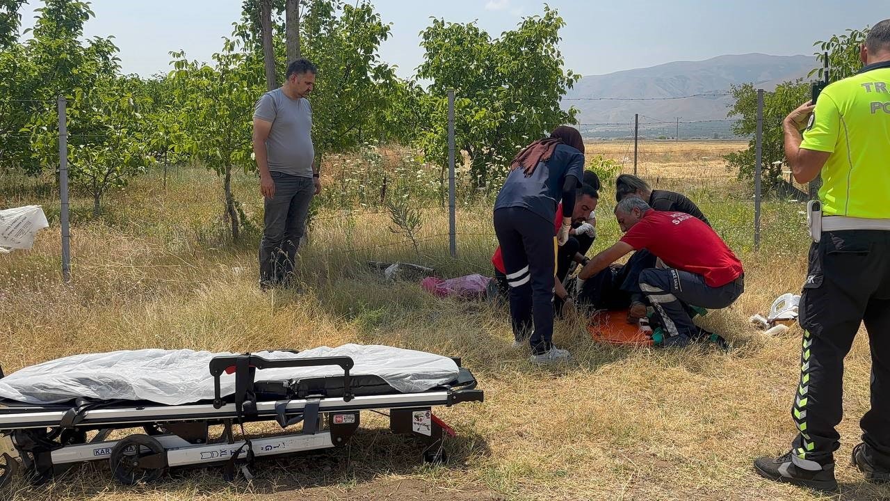 Erzincan’da şarampole uçan otomobilin sürücüsü yaralandı