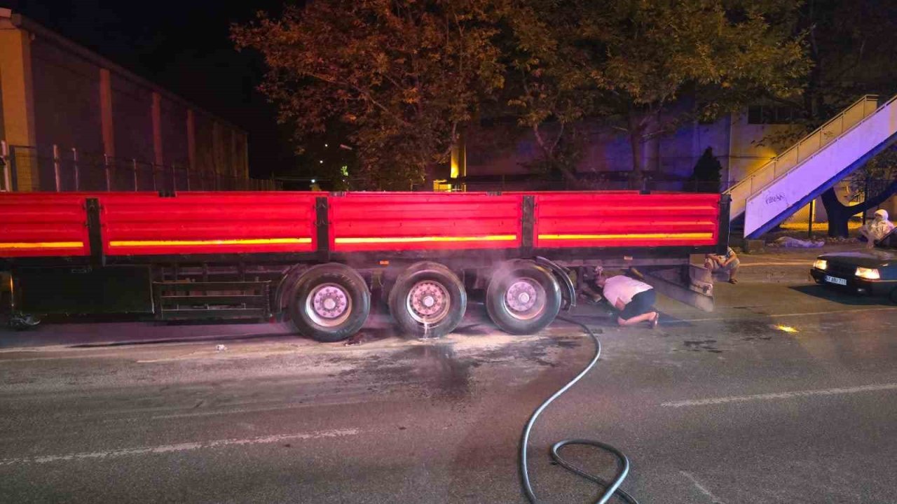 Karadeniz Ereğli’de seyir halindeki tırın lastikleri alev aldı
