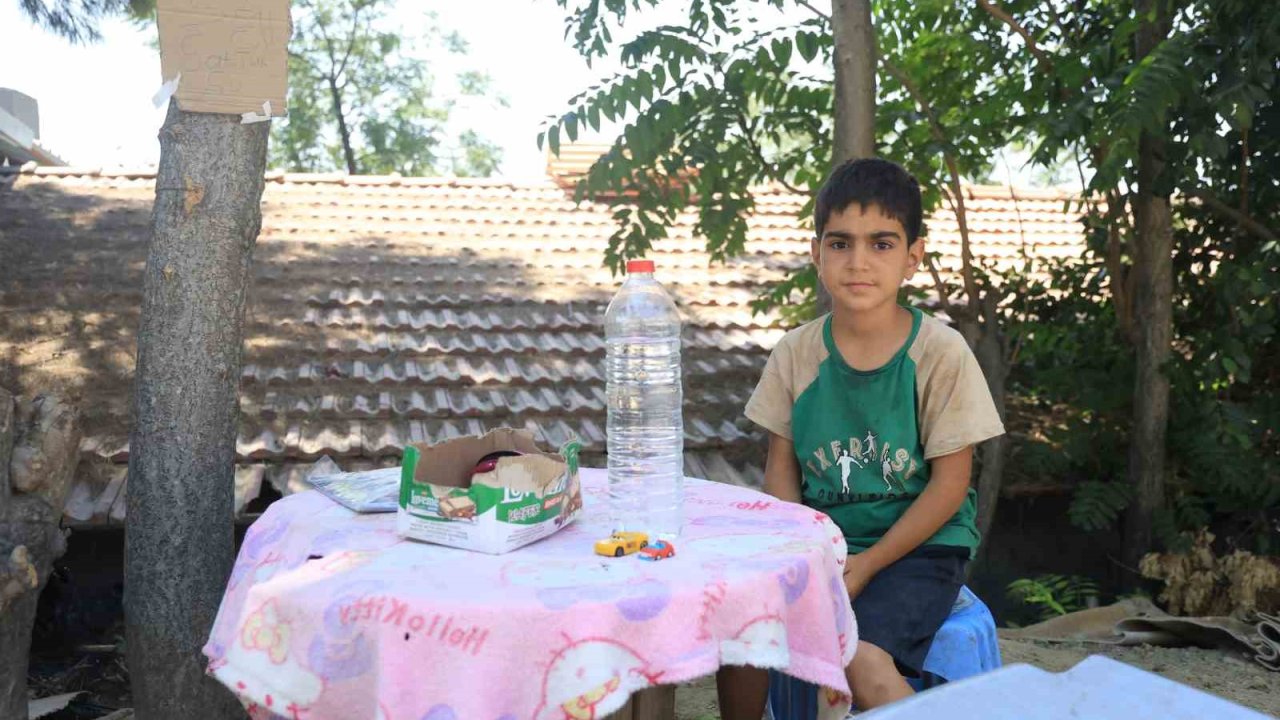 Yaşı küçük diye sanayiye alınmayan çocuk, su satarak bisiklet parasını biriktiriyor