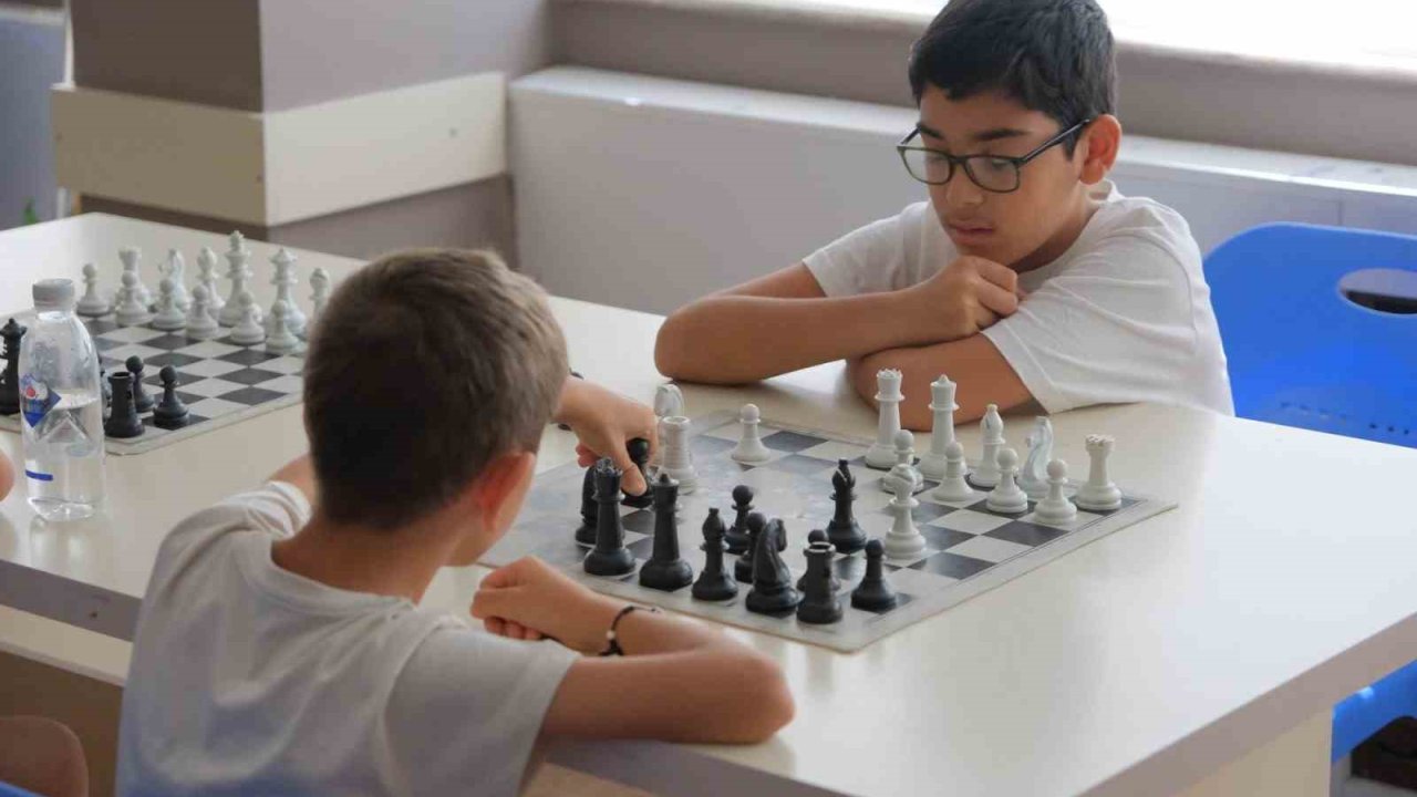 Aydın’da çocuklar satrançla düşünmeyi öğreniyor