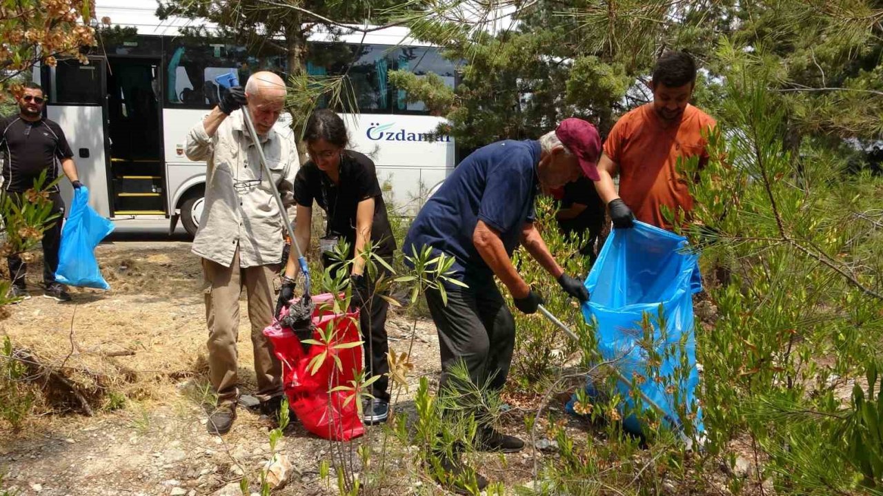 Mersin’de yaşlı bakım merkezi sakinlerinden orman yangınlarına karşı örnek davranış