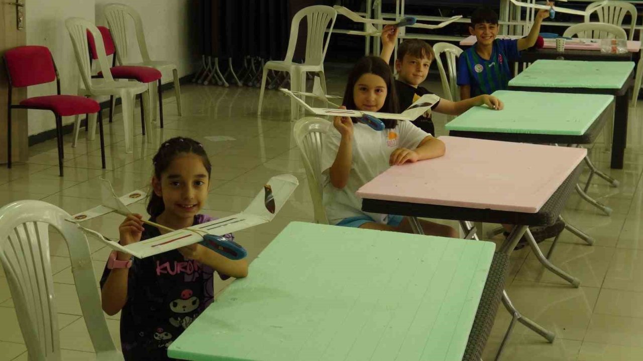 Artvin’de miniklere model uçak eğitimi